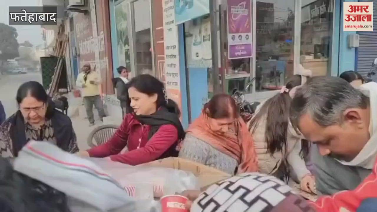 The Agarwal Mahila Samiti (Agarwal Women's Committee) organized a community kitchen (langar) in Tohana, Fatehabad.