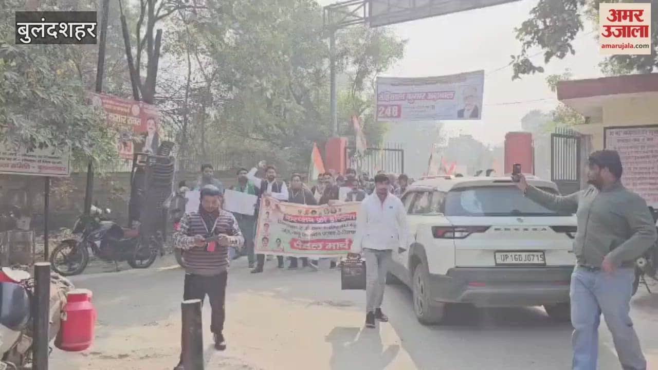 A unique protest was held by the Corruption Free India organization in Sikandrabad, Bulandshahr.