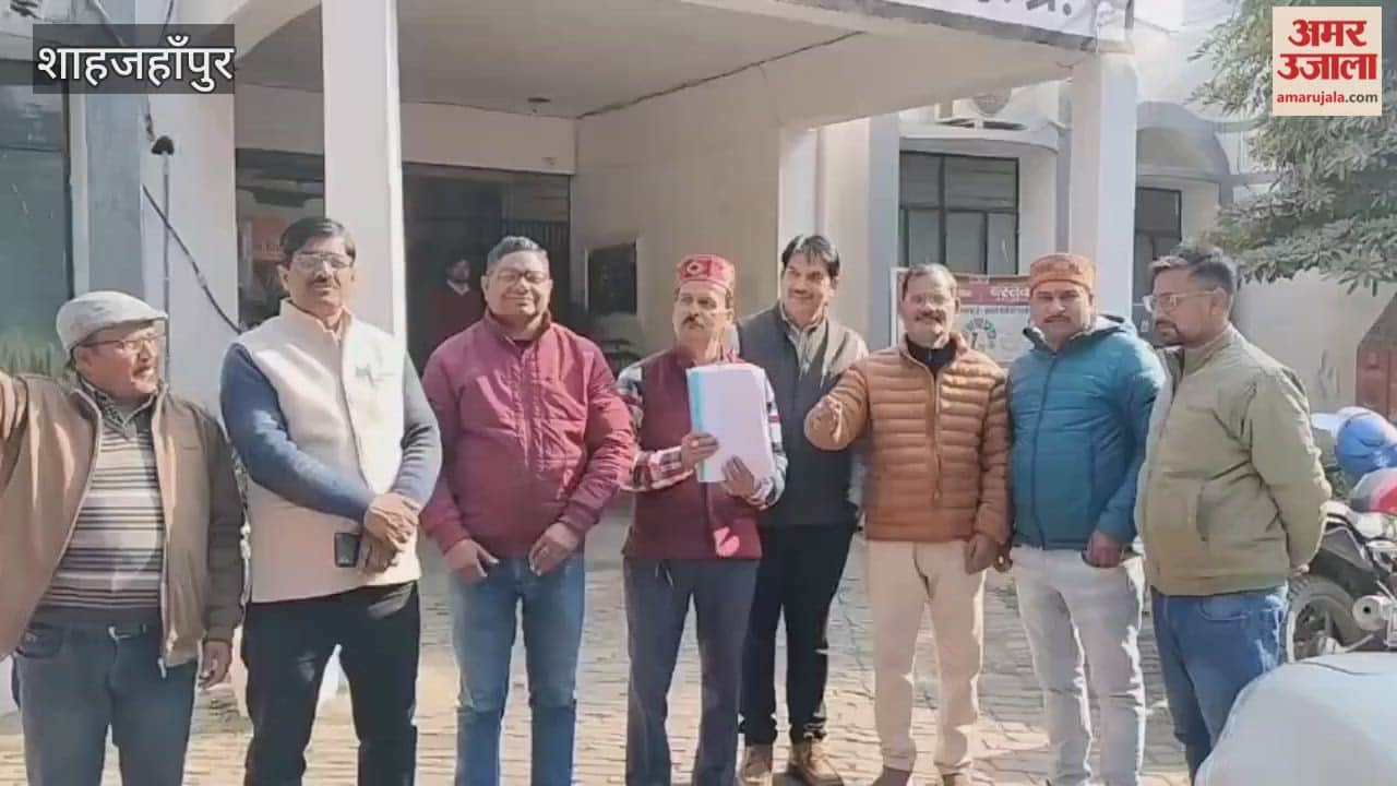 Teachers submitted a memorandum protesting the transfers in Shahjahanpur