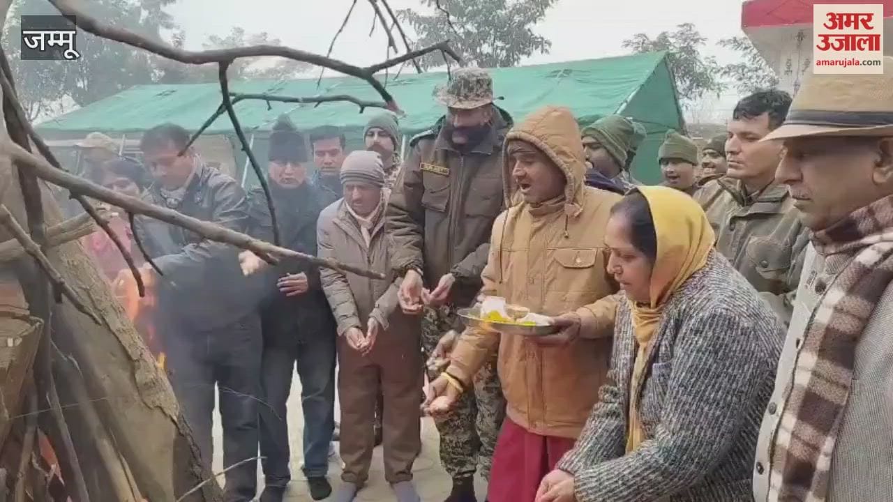 BSF Jawano Ne Border Par Civilians ke Sath Manaya Lohri Festival