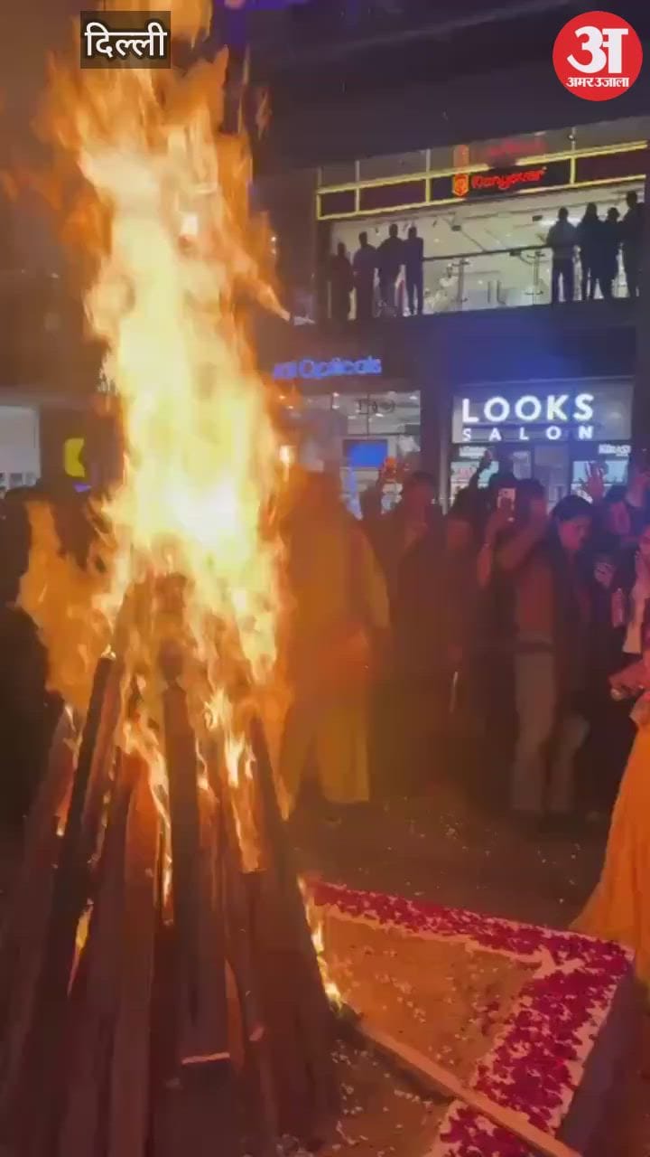 वेगस मॉल में लोहड़ी का शानदार जश्न, लोगों ने अलाव जलाकर भांगड़ा-गिद्दा किया