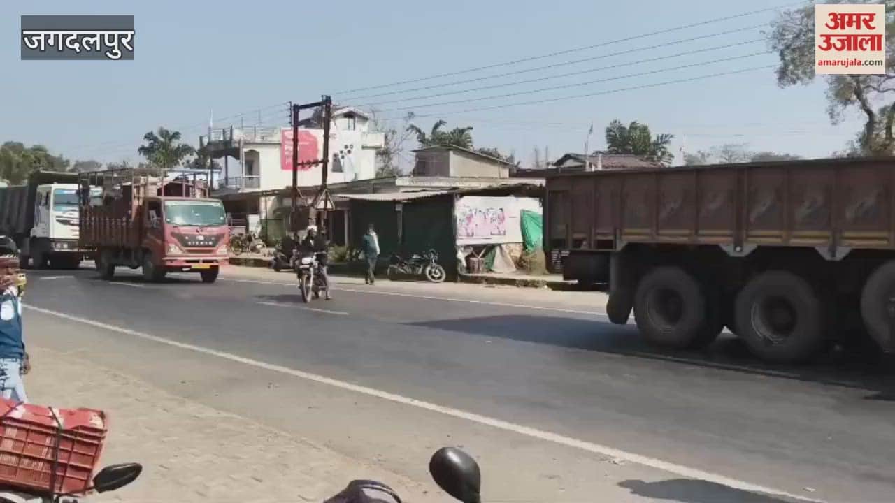 Farmers blocked the road due to the non-procurement of paddy, causing a long line of trucks; police and the Tehsildar arrived at the scene.