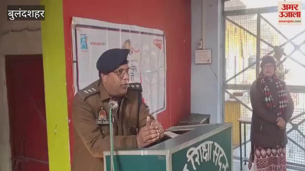 A Police Ki Pathshala program was organized for female students at a school in Bulandshahr