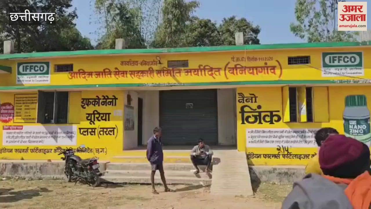 Farmers in Kondagaon express their anger blocking National Highway 30 in Baniagaon