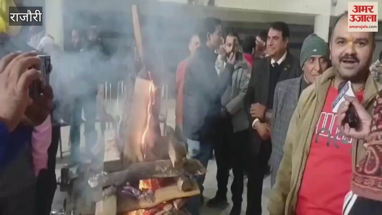 Congress leaders, led by MLA Iftikhar Ahmed, celebrated the Lohri festival.