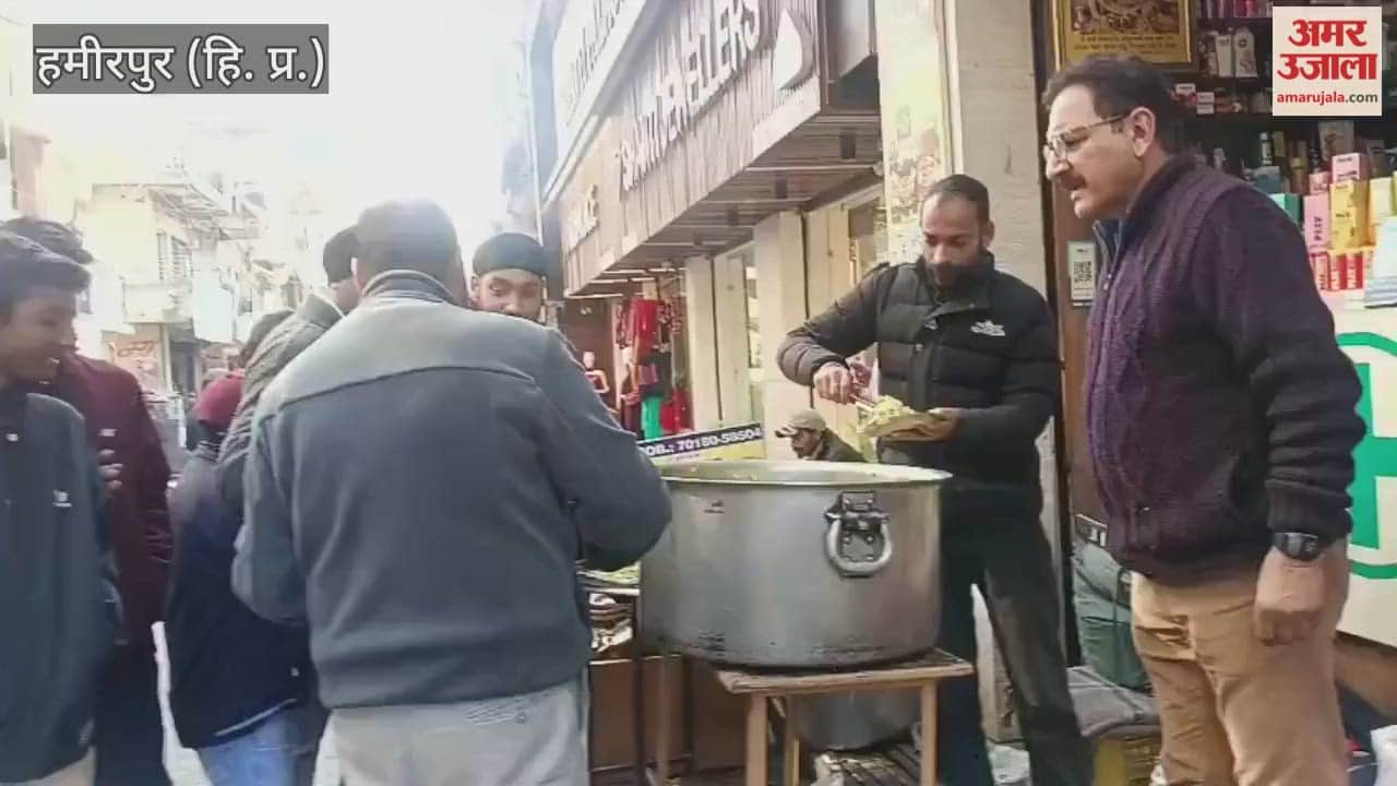 Hamirpur Shopkeepers set up khichdi bhandara