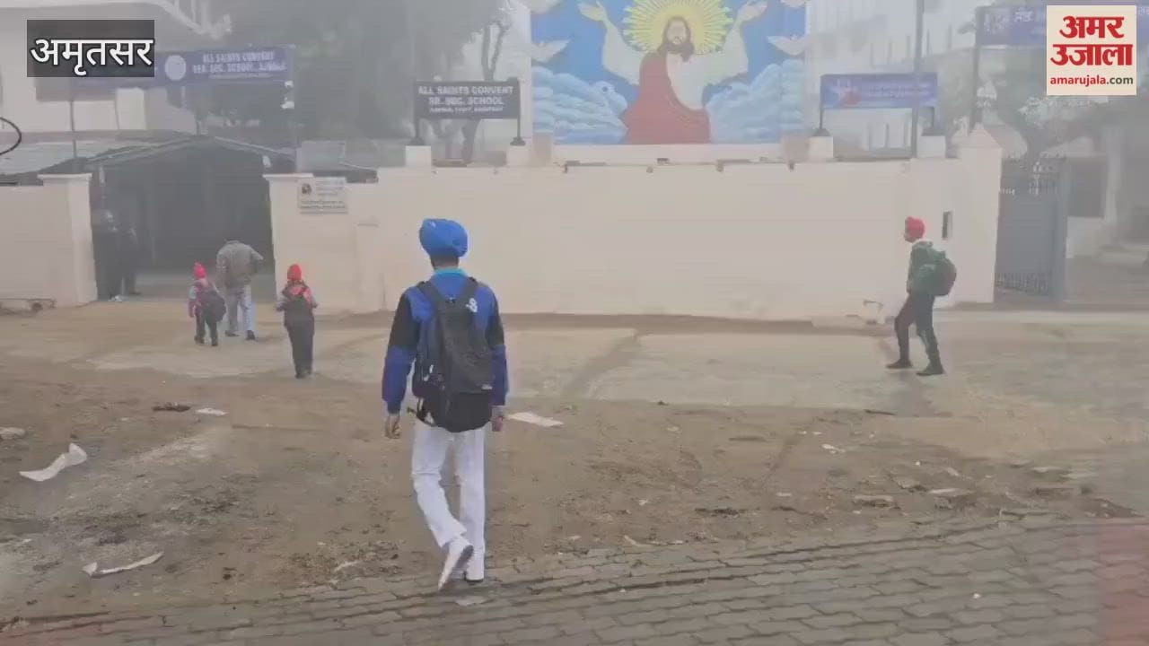 Children going to school amidst cold and fog in Amritsar