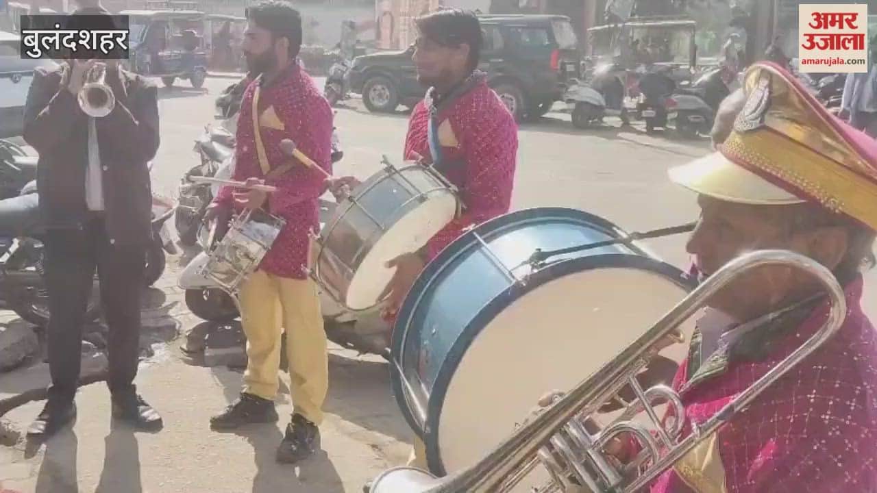 Congress workers cut cake in Bulandshahr on Priyanka Gandhi birthday