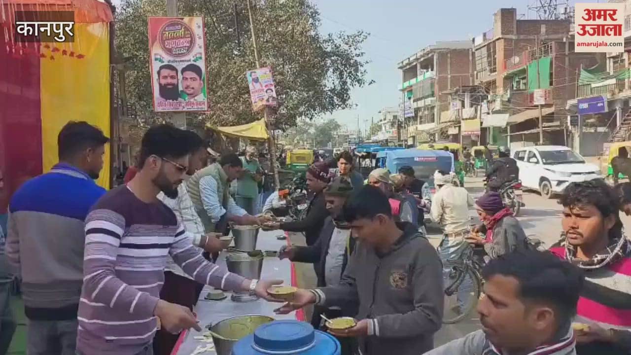 Municipal councilor distributes khichdi in Ghatampur