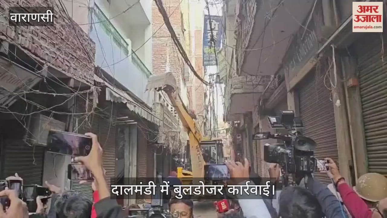 bulldozer enters narrow lane of Dalmandi in varanasi