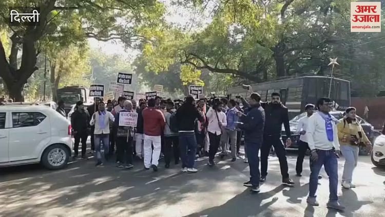 दिल्ली: जंतर-मंतर पर दलितों पर अत्याचार के खिलाफ कांग्रेस का प्रदर्शन