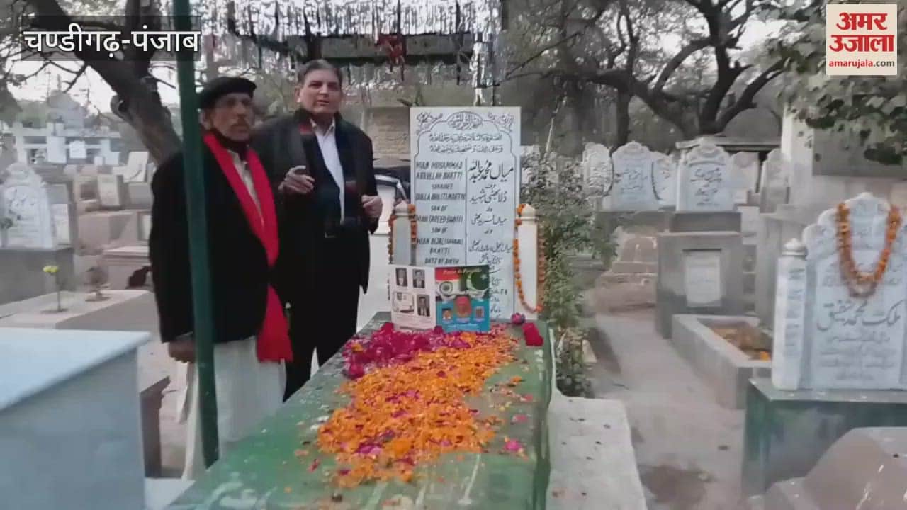 Tributes were paid to Dulla Bhatti at his shrine in Lahore on Lohri.