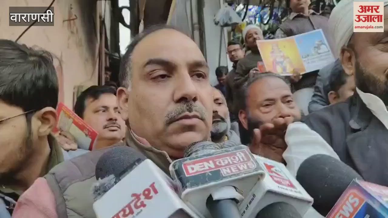PM Modi flew kite in delhi Congress protested in Kashi