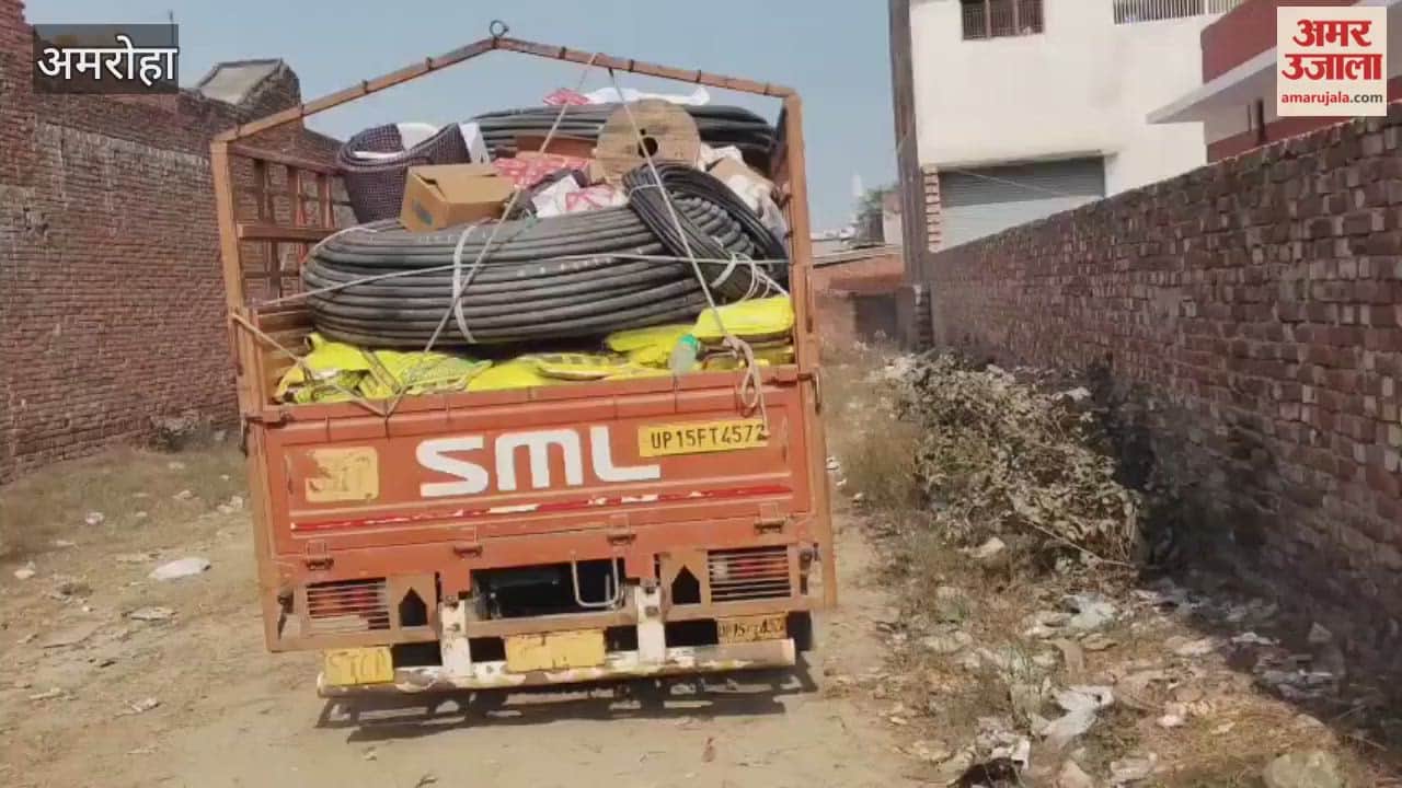 वाणिज्य कर विभाग ने पकड़ी गंगा एक्सप्रेसवे पर टोल बूथ का सामान लदी डीसीएम