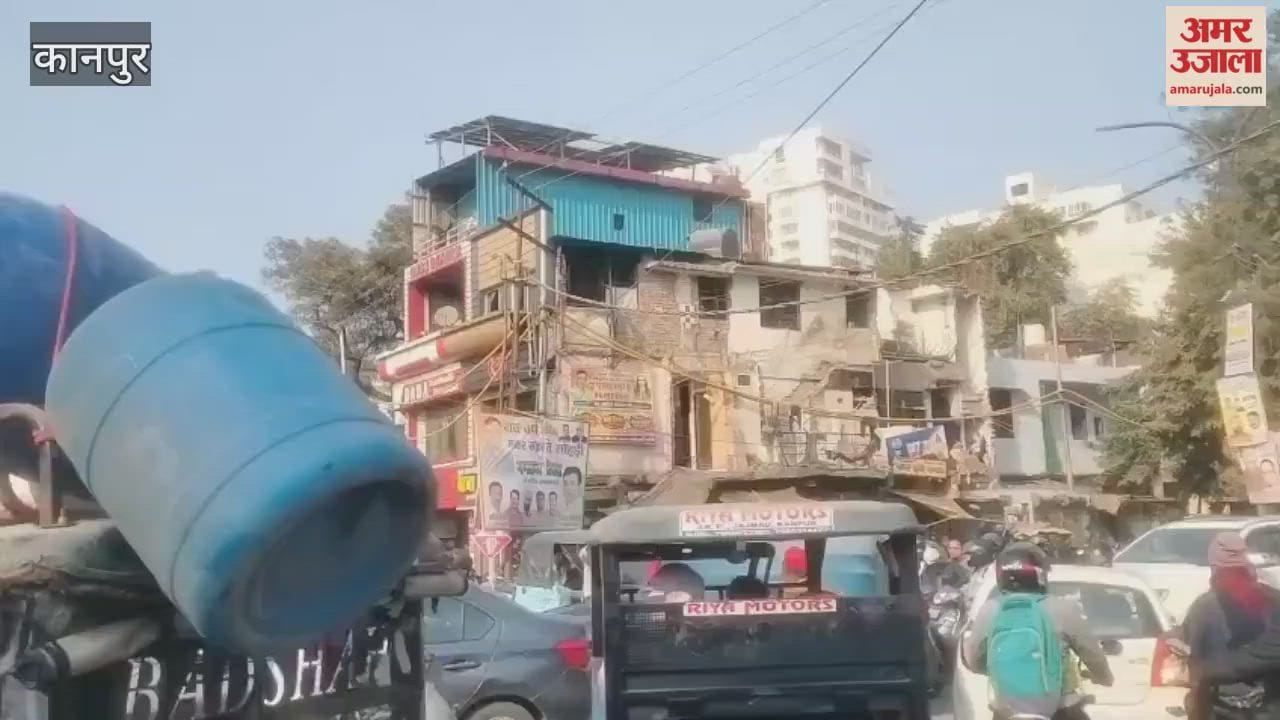 Kanpur: Massive traffic jam near Lal Bangla police outpost, commuters frustrated