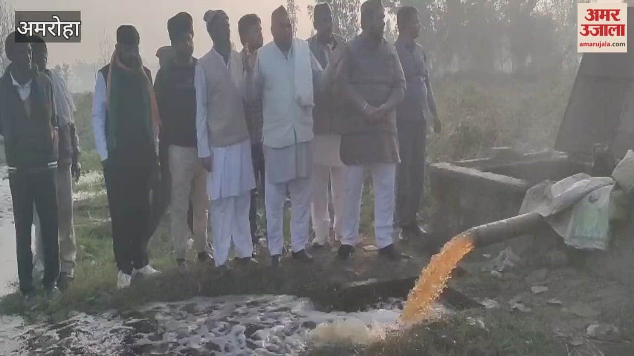 Standing near the pumpset that was spewing out yellow water, they raised their voices against pollution