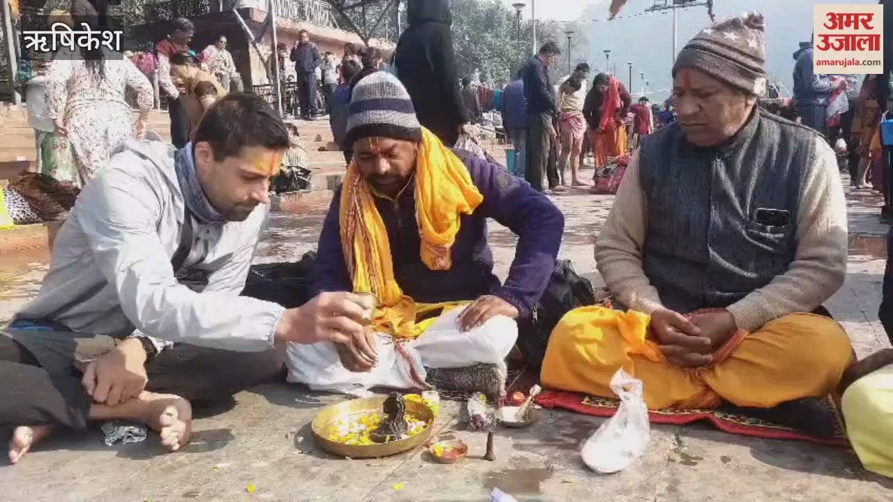 Makar Sankranti: man from Europe took a dip inGanges at Triveni Ghat and performed worship according to Hindu rituals.