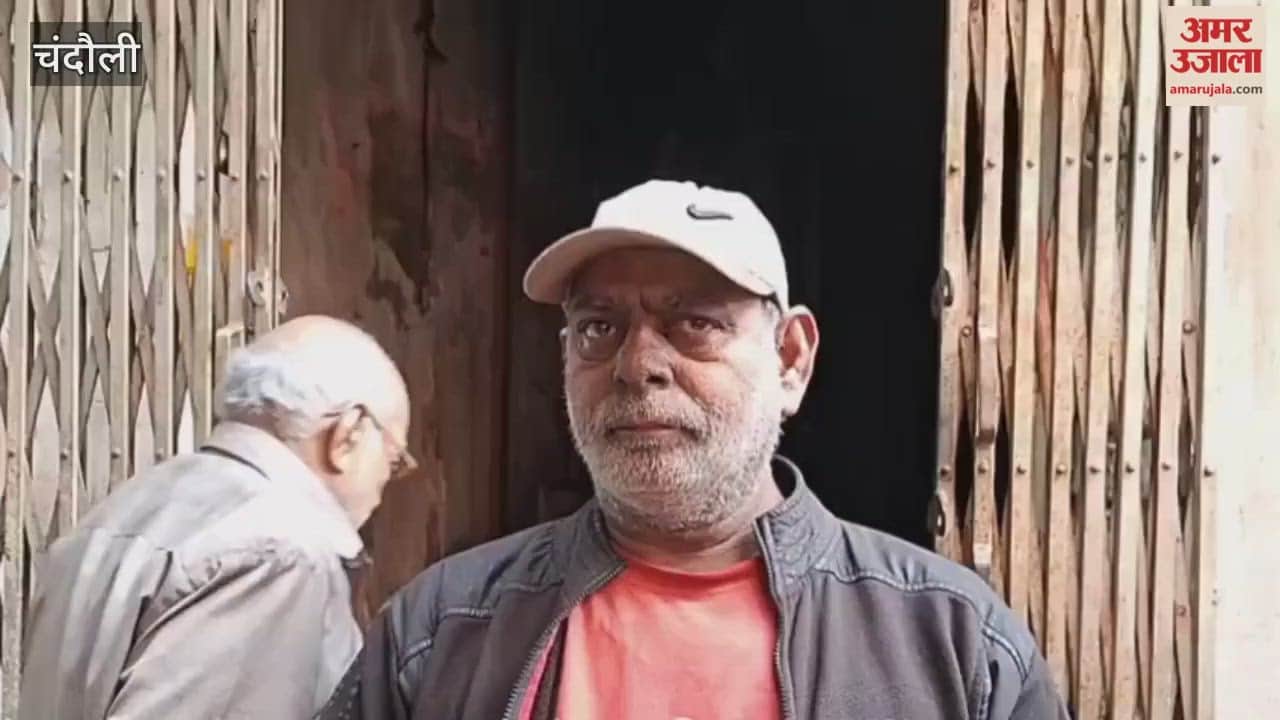 young man set the scooter on fire and fled in chandauli