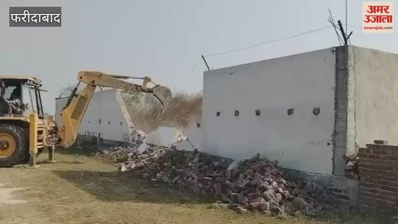 Faridabadॉ: DTP demolishes illegal colony with a bulldozer.