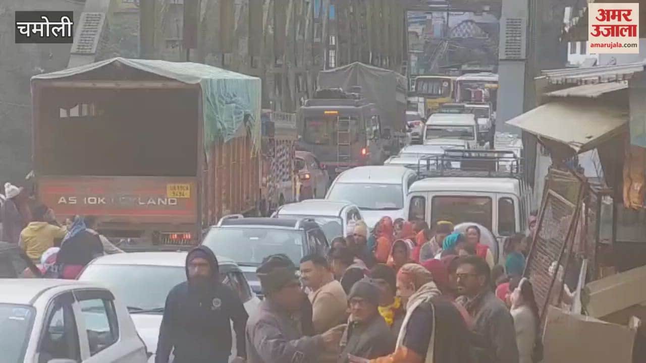 Karnaprayag: A fair was held in the market, causing traffic jams on the Badrinath highway throughout the day.