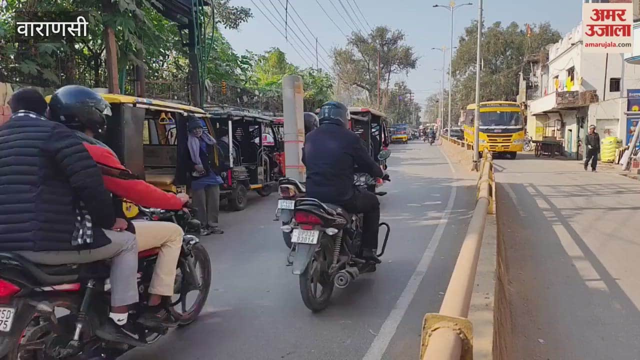Vehicles parked on roadside in Hukulganj cause traffic jams