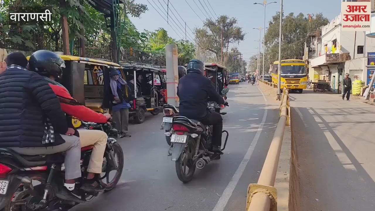 Vehicles parked on roadside in Hukulganj cause traffic jams