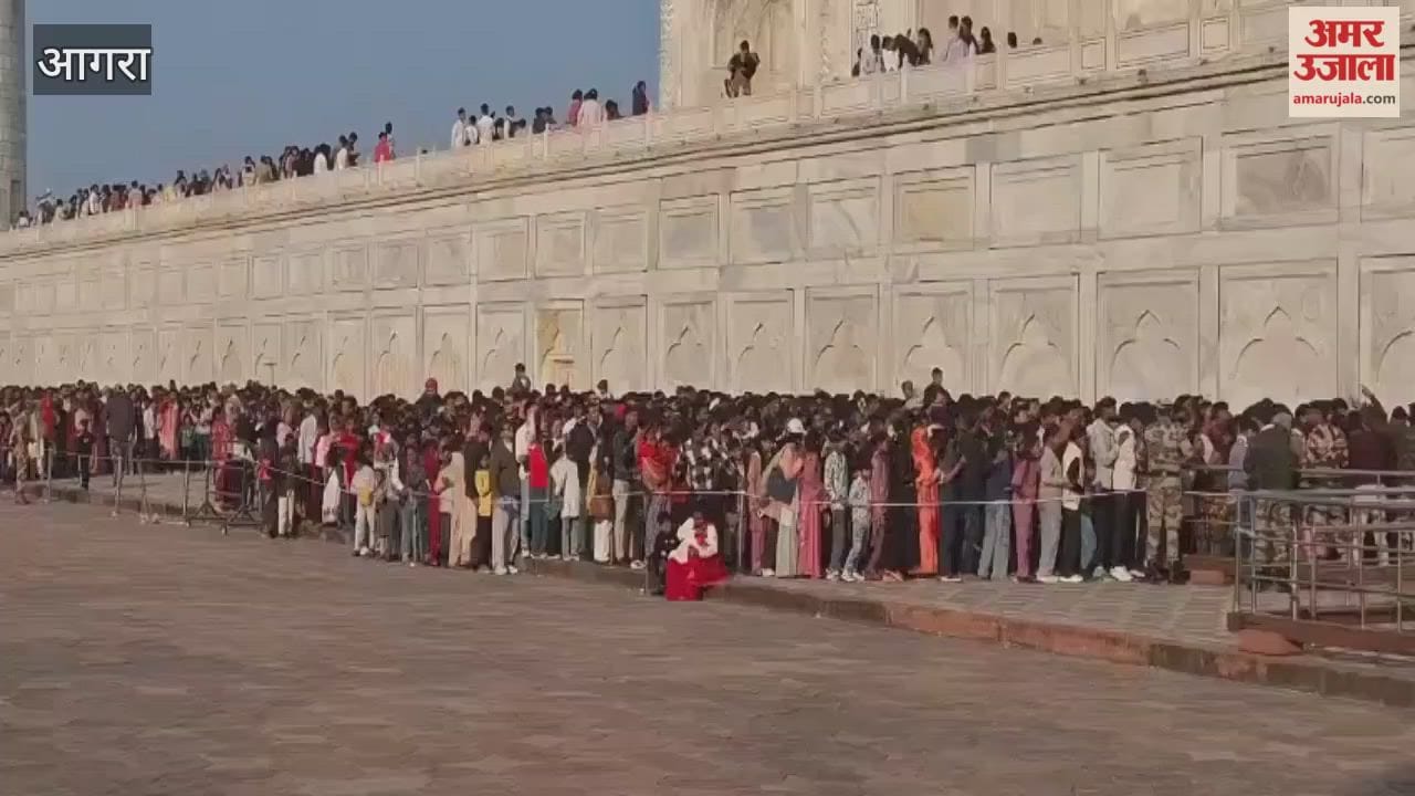 large crowd gathered at Taj Mahal for Shah Jahans Urs