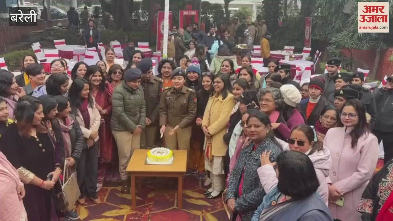 57 years of Amar Ujala's success in Bareilly Women cut the cake