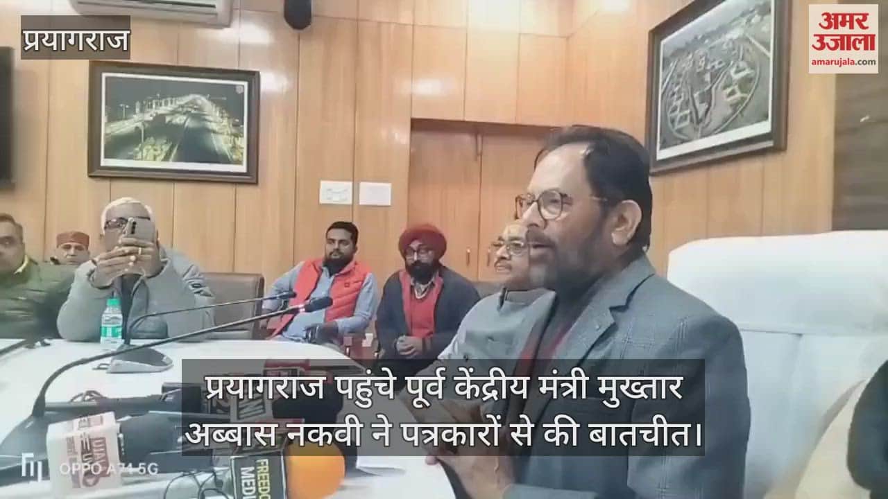 Congress leader Rahul Gandhi and SP chief Akhilesh Yadav were targeted.