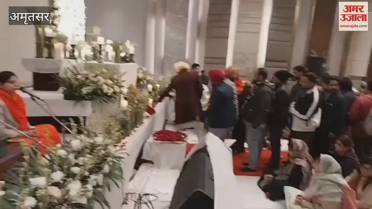 Manish Sisodia attended condolence ceremony for wife of MLA Dr. Ajay Gupta