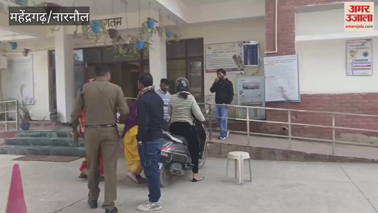 In Narnaul, two young men tricked an 80-year-old woman and fled after stealing her earrings.