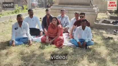 Congress members resorted to Gandhigiri to protest against the corporation's insult to great men