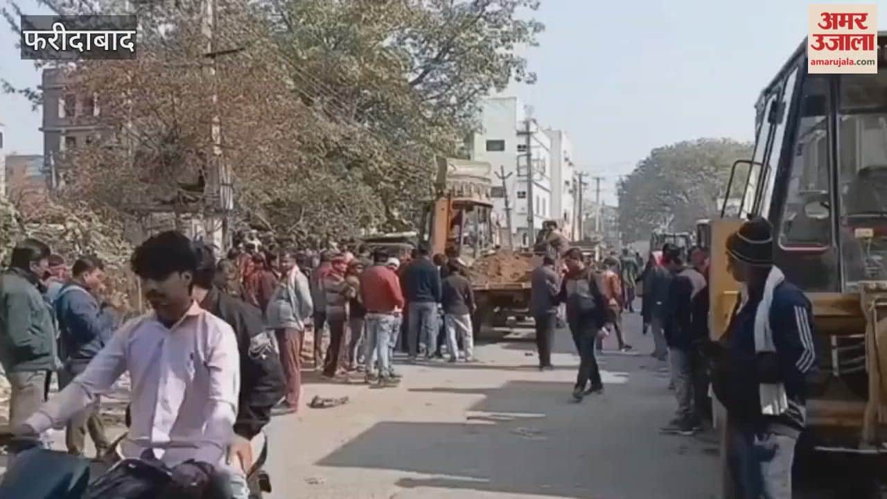 Bulldozer action in Faridabad and municipal corporation remove encroachment outside shop