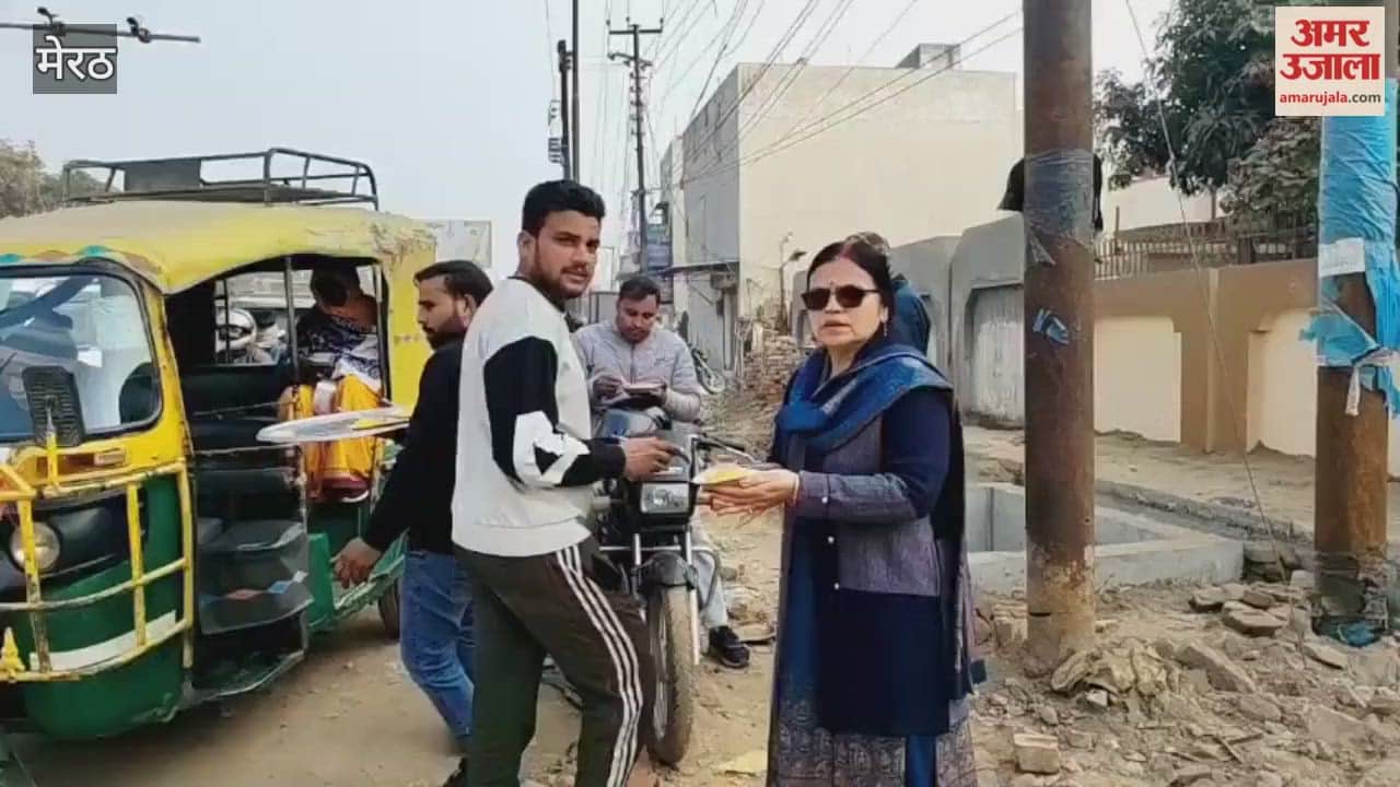 Meerut: On the occasion of Makar Sankranti, the Shining Stars Club organized a khichdi bhandara
