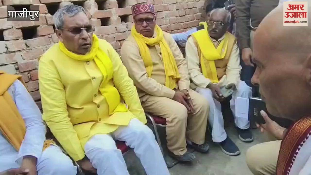 Panchayati Raj Minister met with Deepak's family in ghazipur