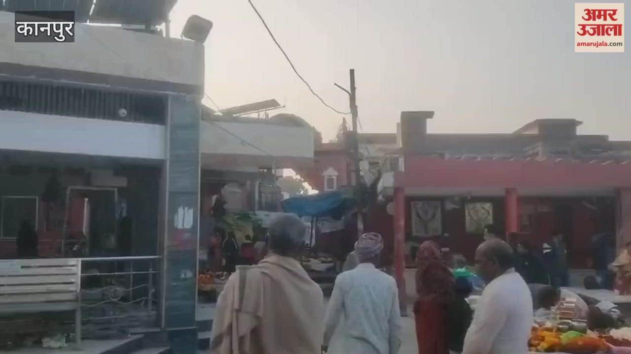 Kanpur: After organizing a community feast, people threw the used plates and bowls outside the temple