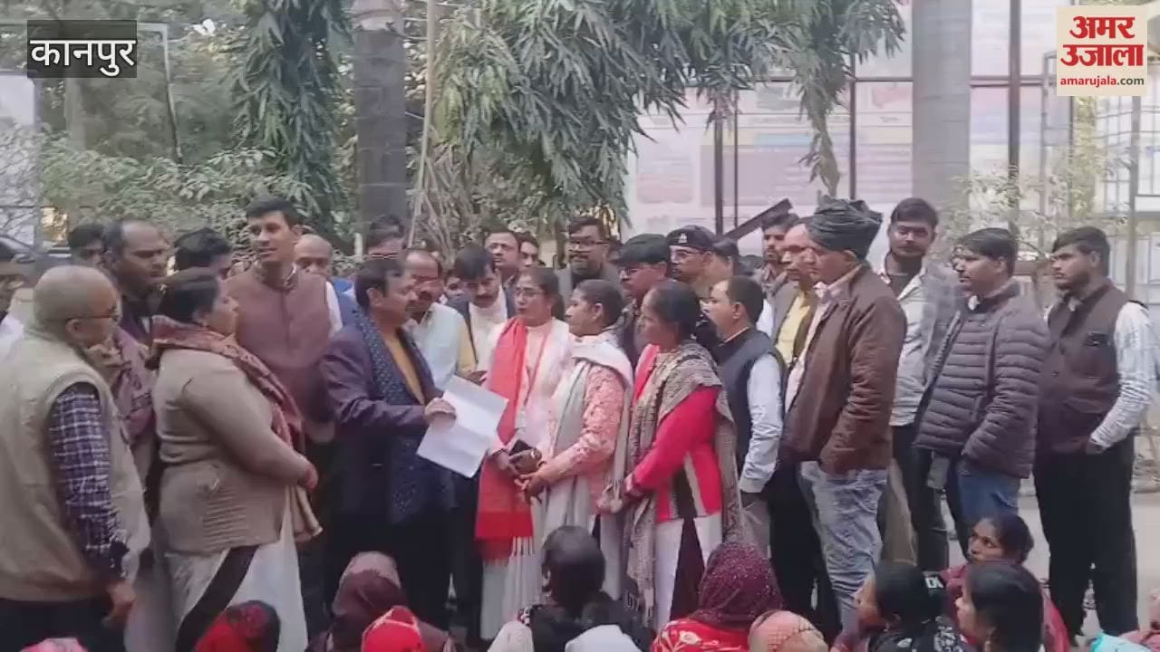 ASHA workers stage protest at CHC, submit memorandum to MP
