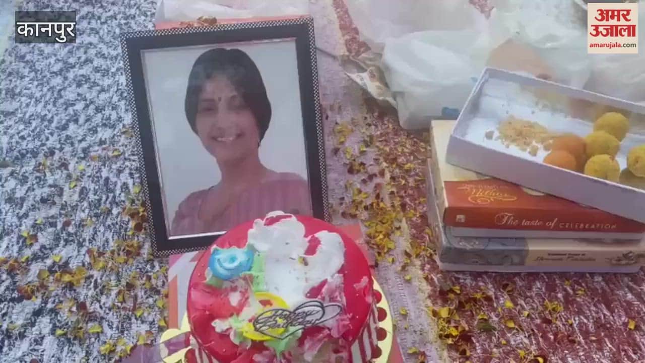 Samajwadi Party workers celebrated the birthday of Mainpuri MP Dimple Yadav