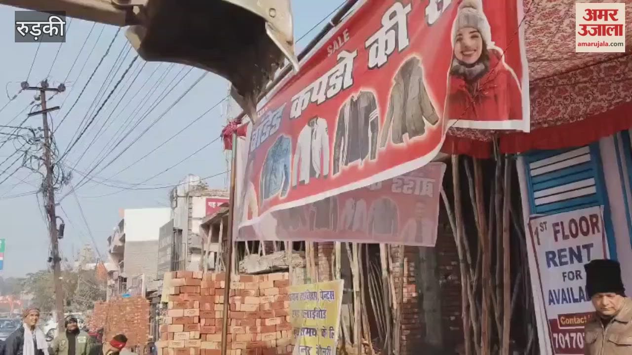 Roorkee: Goods encroaching on the area outside the shops were seized and loaded into three tractor-trailers.
