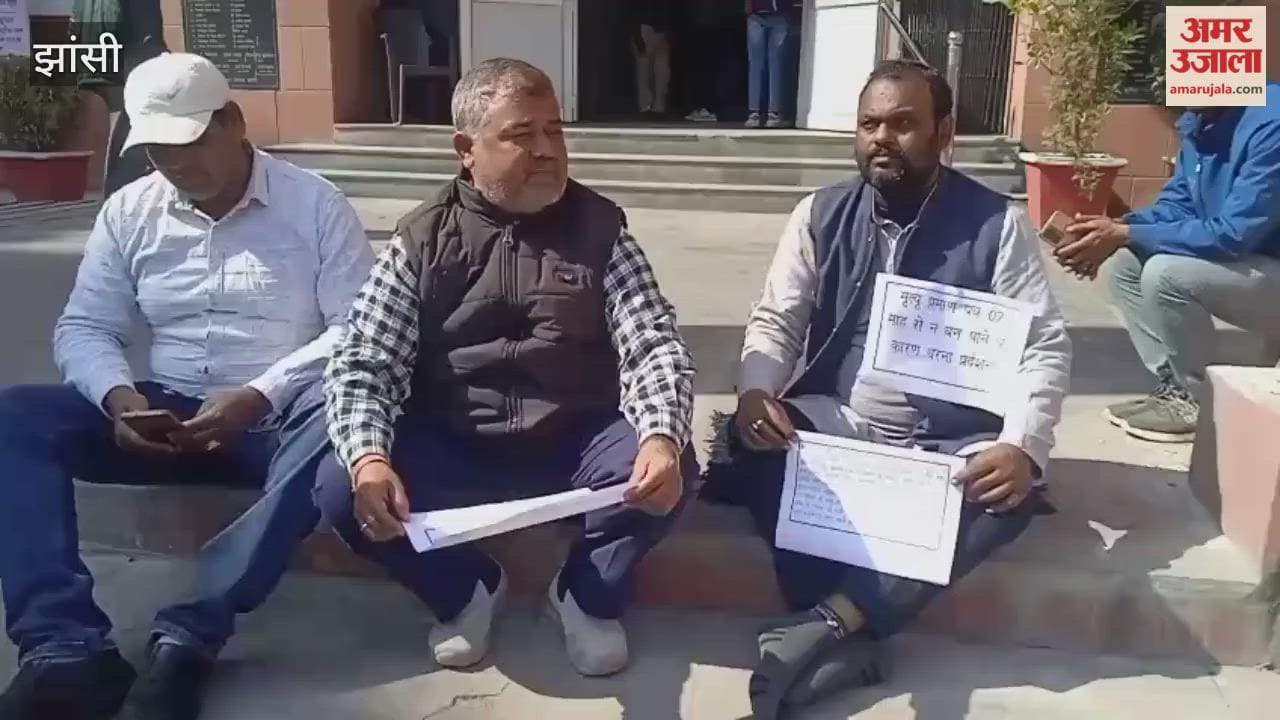 Councillors in Jhansi Municipal Corporation staged a sit-in protest, claiming they hadn't received death certificates for seven months