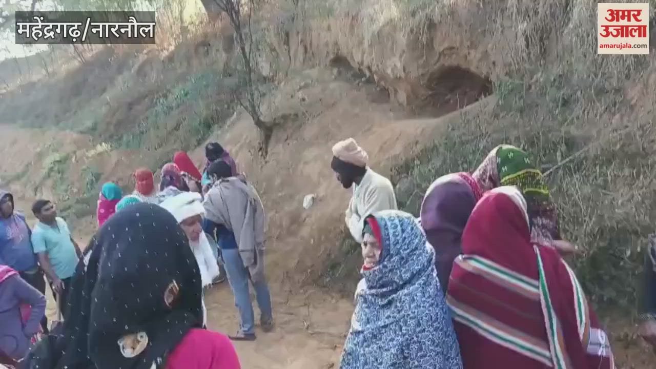 MGNREGA workers were assaulted in Narnaul; the sarpanch has been accused of the attack. A large number of workers reached the police station