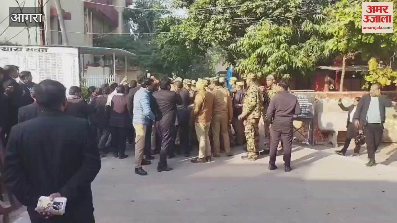 Samajwadi Party MP Ramjilal Suman faced protests when he arrived to cast his vote in Bar Council elections in agra