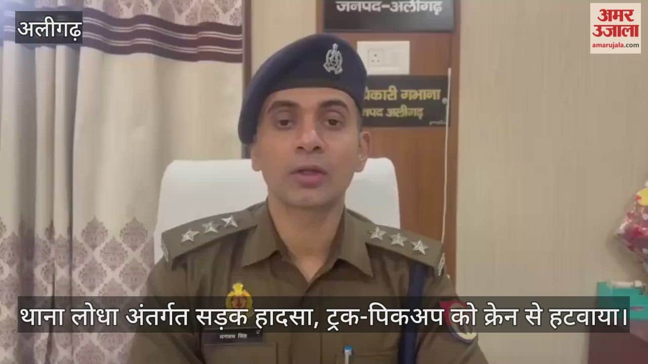 थाना लोधा अंतर्गत सड़क हादसा, ट्रक-पिकअप को क्रेन से हटवाया