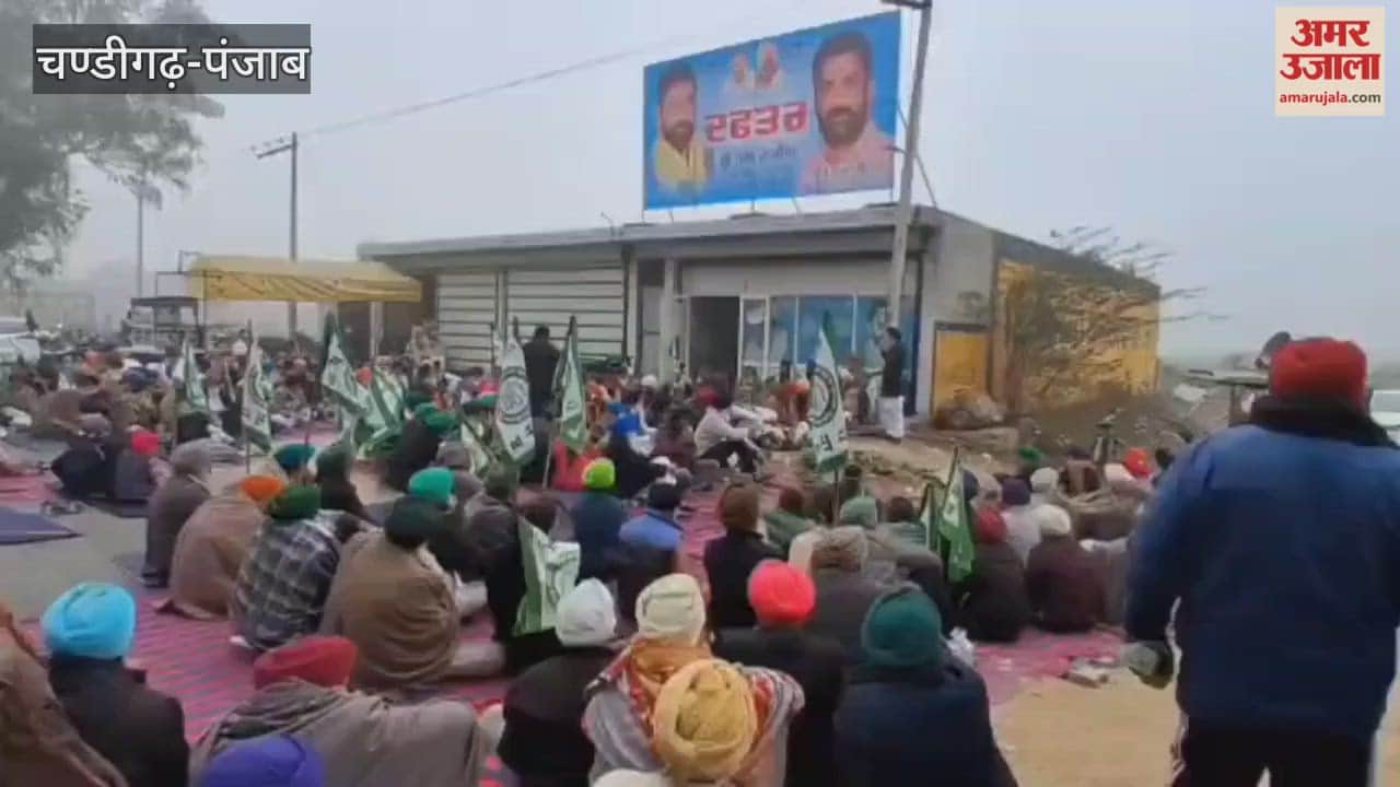 Farmers' organizations staged a protest in front of the MLA's office in Zira.