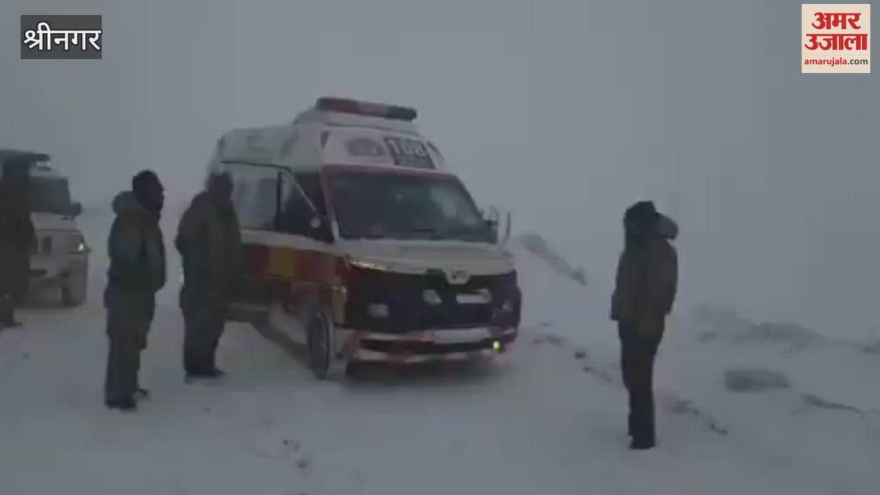 PP Minamarg Ensures Safe Passage of Ambulance Amid Heavy Snowfall at Zojila