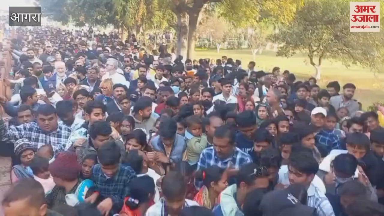 large crowd of tourists gathered at Taj Mahal on last day of Urs festival