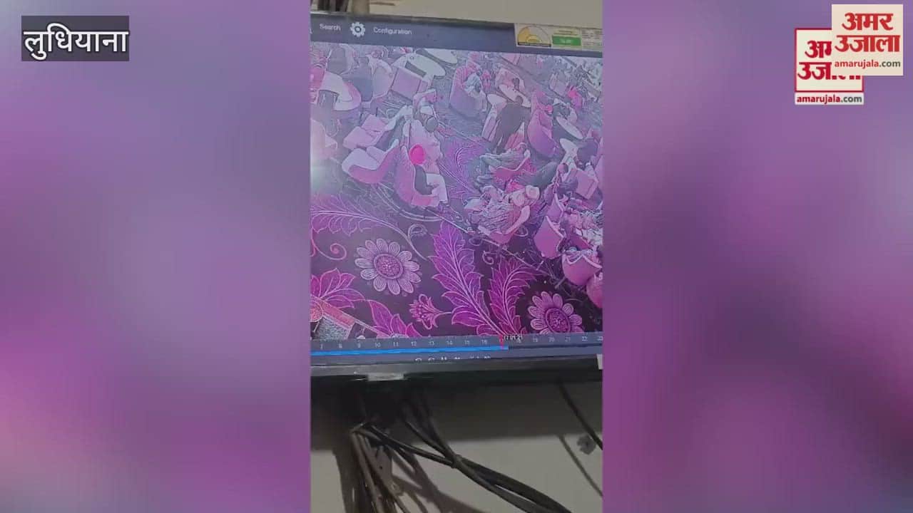 In Ludhiana, forty tolas of gold and four lakh rupees in cash were stolen from a jeweler's daughter's wedding.