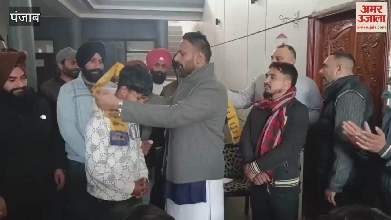 Several young people joined the Aam Aadmi Party in Phagwara; constituency in-charge Harji Mann welcomed them.