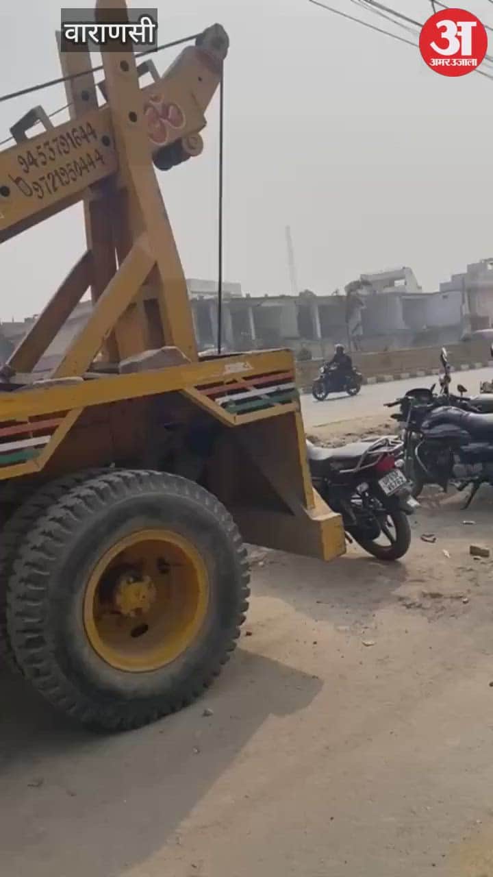 Government and private vehicles gathered on the service lane in Varanasi