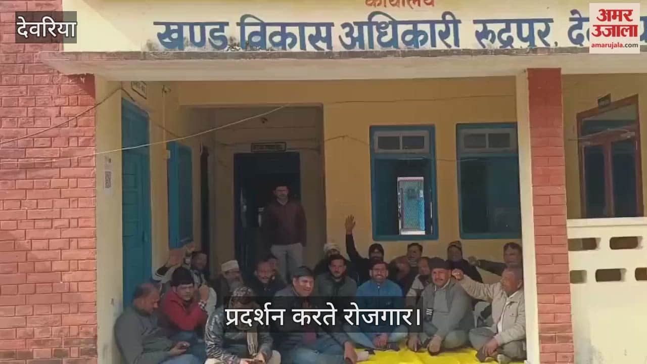 Employment officers staged a sit-in at the block office.